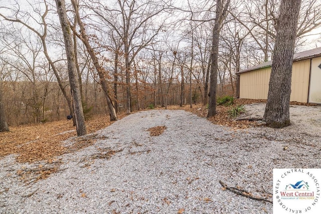 view of yard with driveway