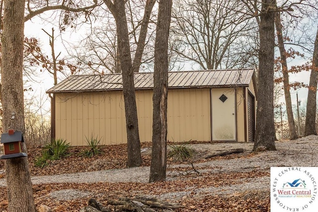 view of outbuilding featuring an outbuilding