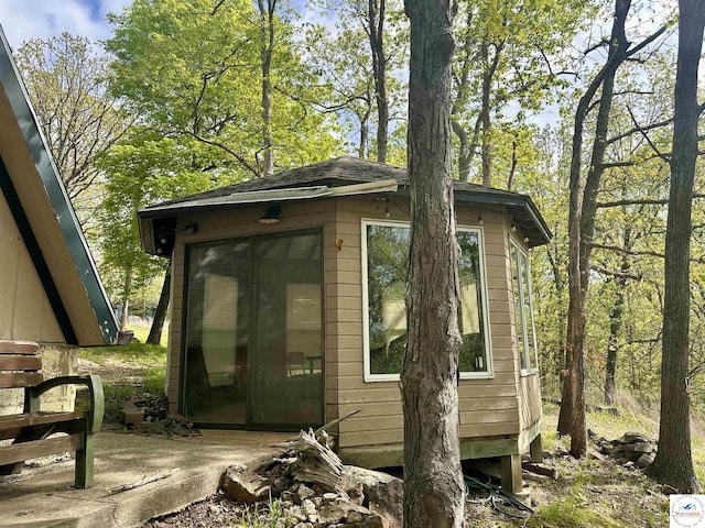 view of outdoor structure featuring an outbuilding