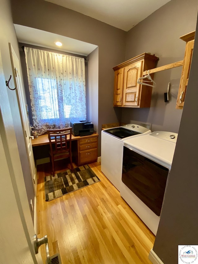 interior space featuring visible vents, independent washer and dryer, and light wood-style flooring