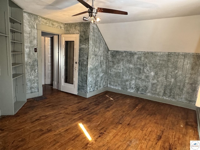 unfurnished room with dark wood-style flooring and ceiling fan