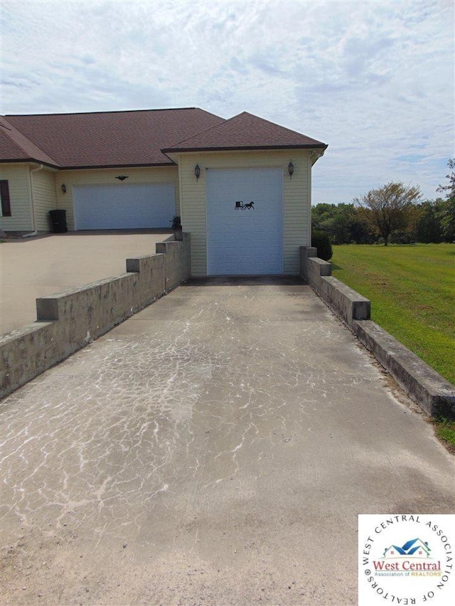 view of front of home with an outbuilding, a garage, and a front yard