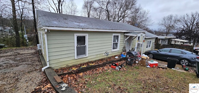 view of front of property featuring a shingled roof