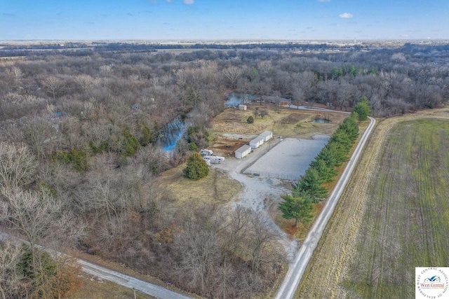 birds eye view of property featuring a forest view