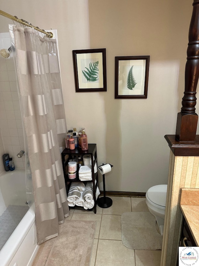 bathroom with toilet, shower / bath combo with shower curtain, vanity, tile patterned flooring, and baseboards