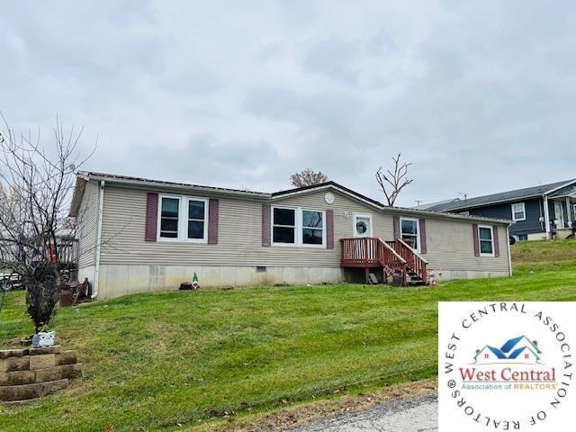 manufactured / mobile home with crawl space and a front yard