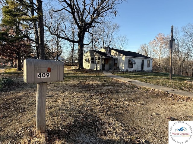 view of front of home featuring a front lawn