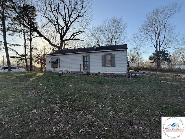 view of front facade with a yard