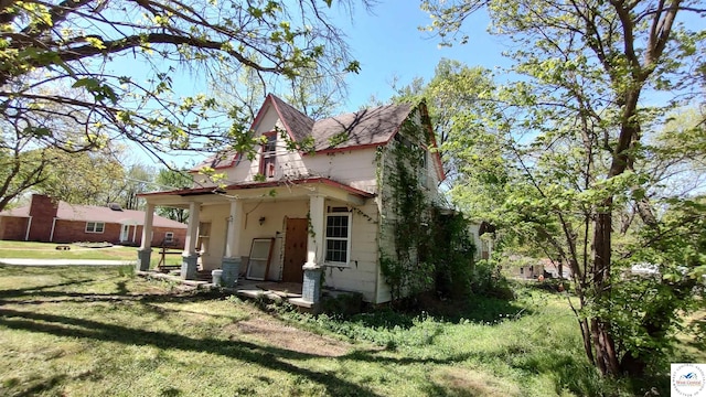 view of front of property featuring a front lawn