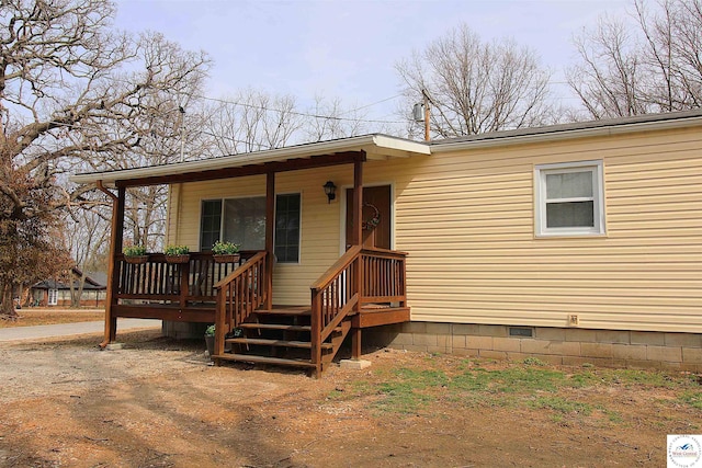 view of front of house featuring crawl space and covered porch