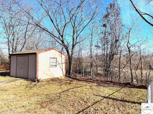 view of yard with an outbuilding