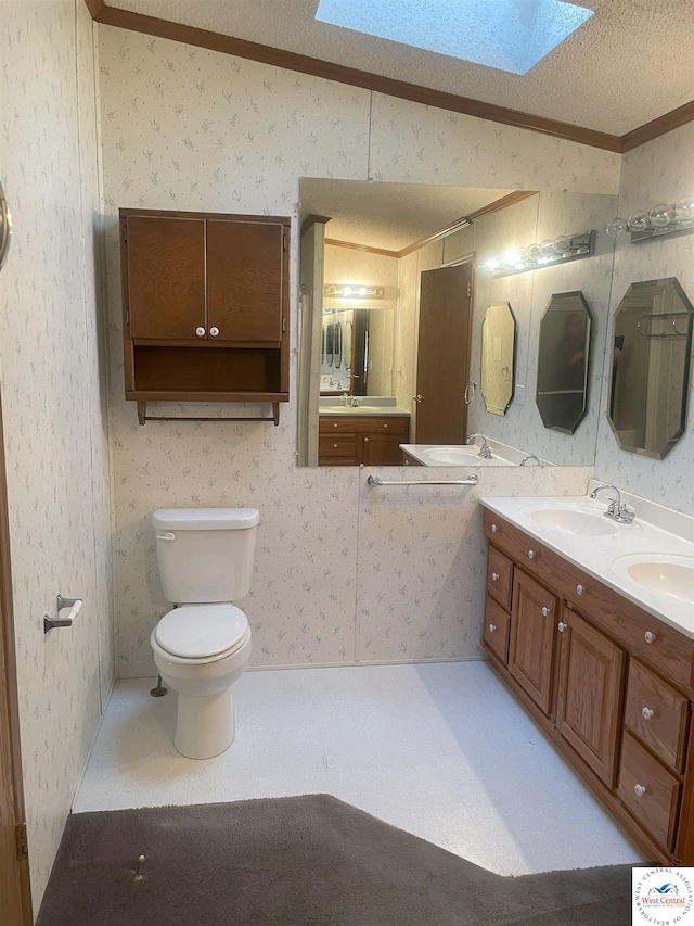 bathroom with a textured ceiling, crown molding, toilet, and wallpapered walls