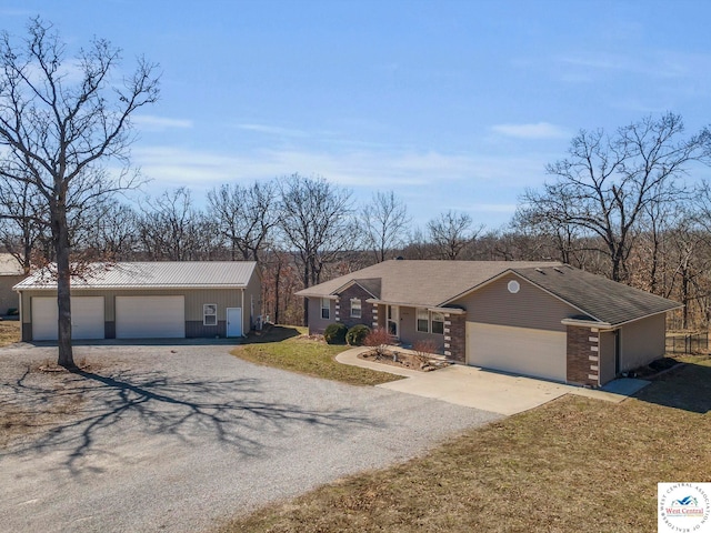 view of front of house featuring driveway and a front yard