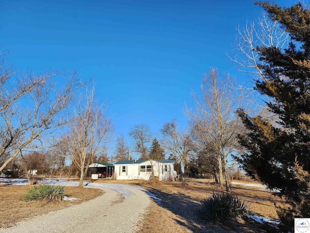 ranch-style home with driveway