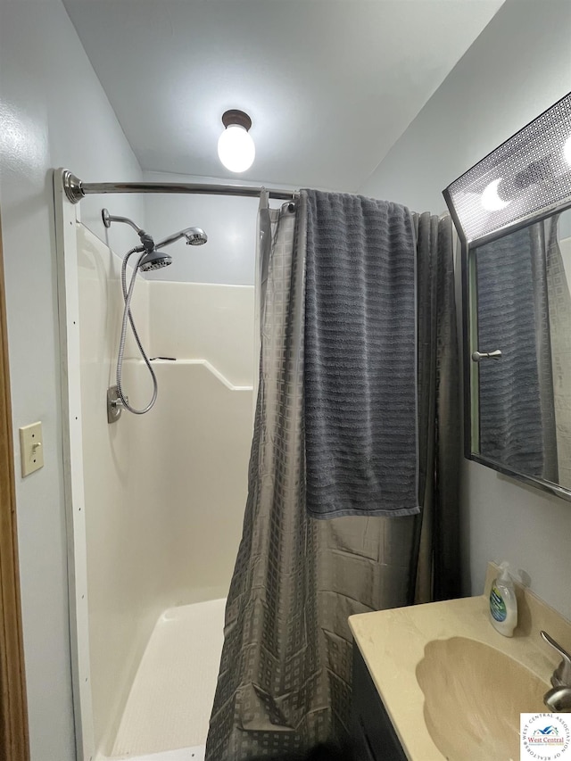 full bathroom featuring a shower with curtain and vanity