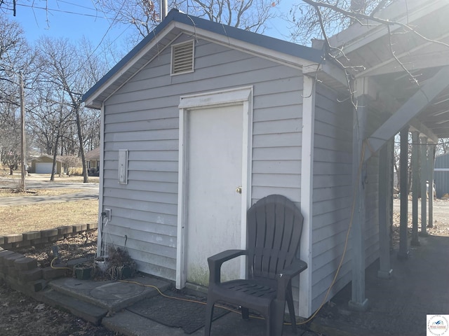 view of outdoor structure featuring an outbuilding