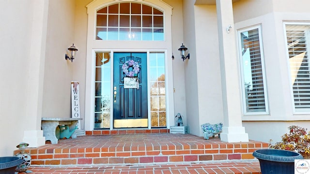 property entrance featuring stucco siding