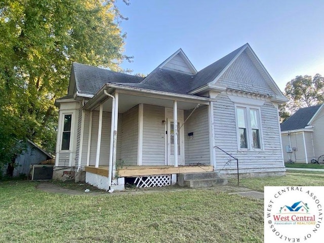 view of front facade featuring a front yard and covered porch