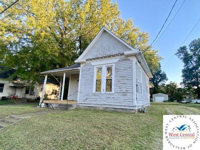 view of front of home featuring a garage and a front yard