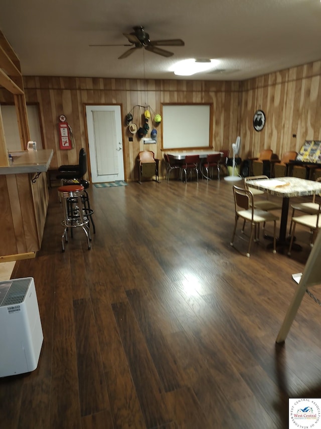 dining space featuring dark wood-style flooring and ceiling fan