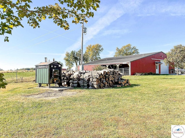 view of yard with an outbuilding