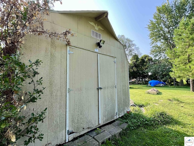 view of outdoor structure featuring an outbuilding