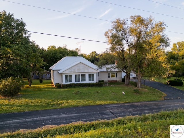 view of front of house with a front lawn