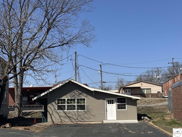 view of outdoor structure featuring driveway