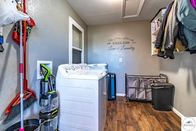 laundry room with dark wood-type flooring, a textured ceiling, laundry area, independent washer and dryer, and baseboards