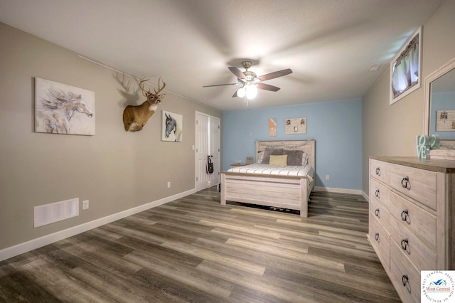 bedroom featuring dark wood-style floors, ceiling fan, visible vents, and baseboards