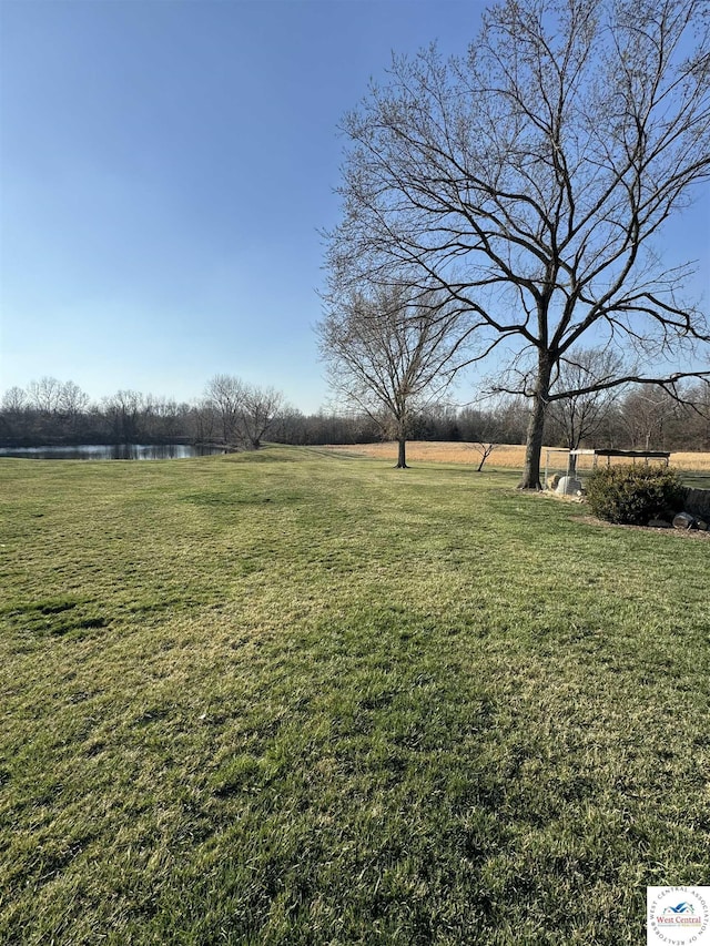 view of yard featuring a water view