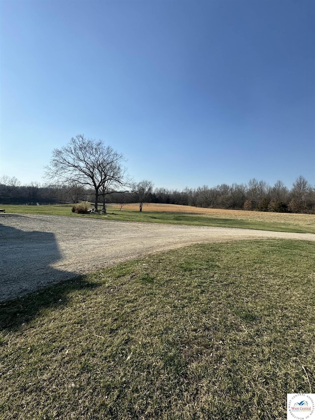 view of yard featuring a rural view