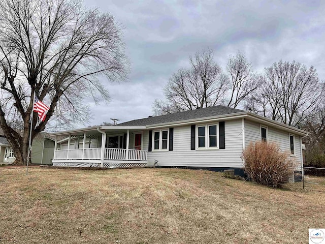 single story home featuring a porch and a front lawn