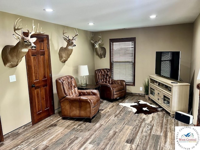 sitting room with recessed lighting, baseboards, and wood finished floors