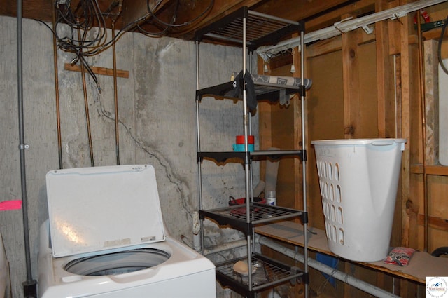 basement featuring washer / dryer