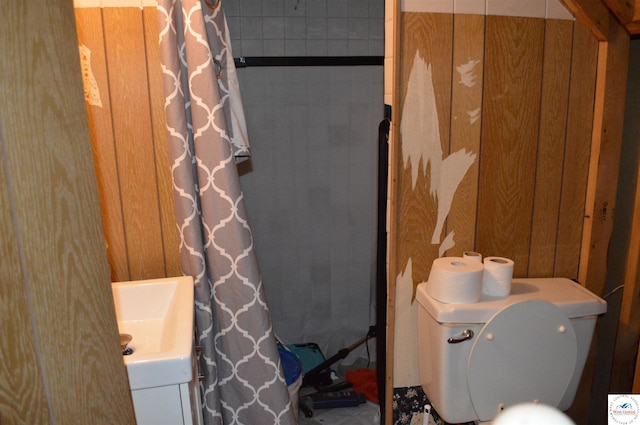 full bath with a shower with shower curtain and toilet