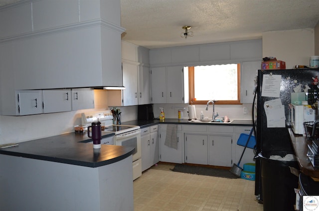 kitchen with electric range, a sink, dark countertops, a peninsula, and light floors