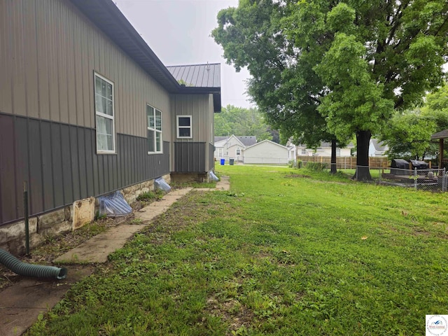 1012 E 7th St, Sedalia, MO 65301 - view of yard