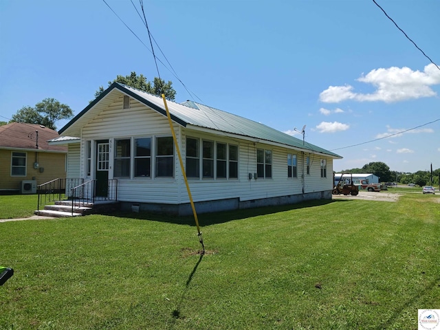 501 S Oak St, Versailles, MO 65084 - view of front of home featuring a front yard and crawl space