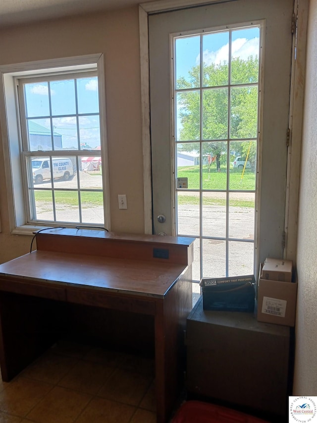501 S Oak St, Versailles, MO 65084 - office area with plenty of natural light