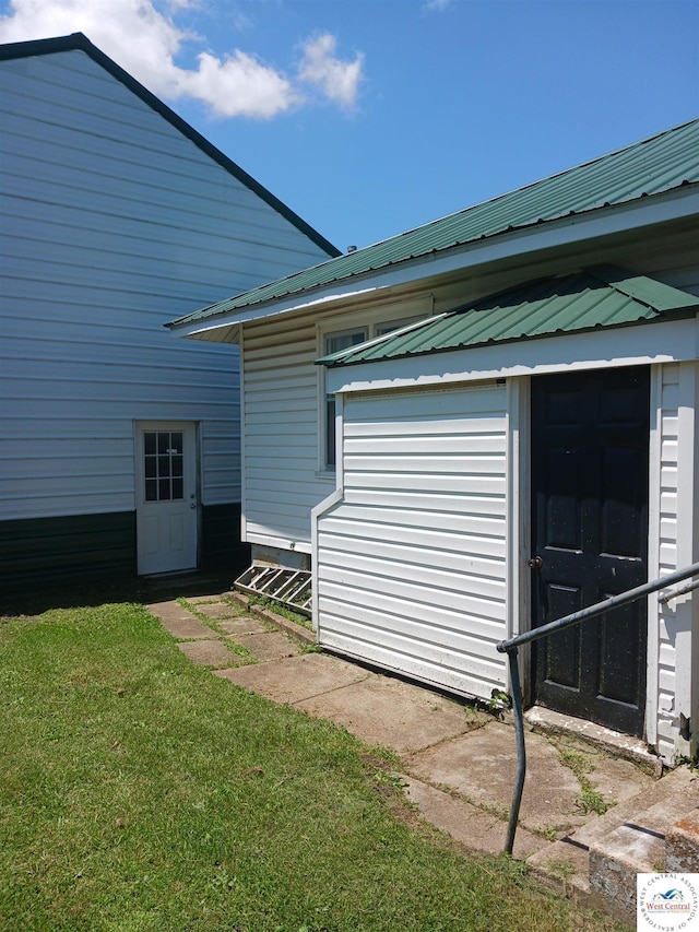 501 S Oak St, Versailles, MO 65084 - view of side of property featuring a metal roof and a lawn