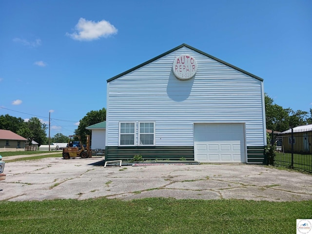 501 S Oak St, Versailles, MO 65084 - view of side of property with a detached garage