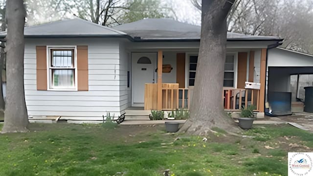 107 W Benton St, Clinton, MO 64735 - view of front facade with covered porch and a front yard