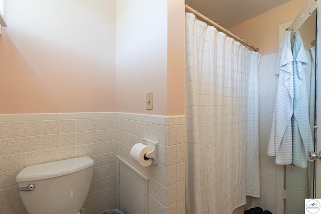 7020 Walnut Cir, Sedalia, MO 65301 - full bath with toilet, a wainscoted wall, a shower with shower curtain, and tile walls