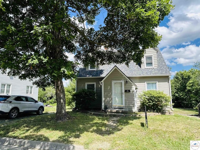 607 Laurel St, Warrensburg, MO 64093 - view of front facade with a front yard and a shingled roof