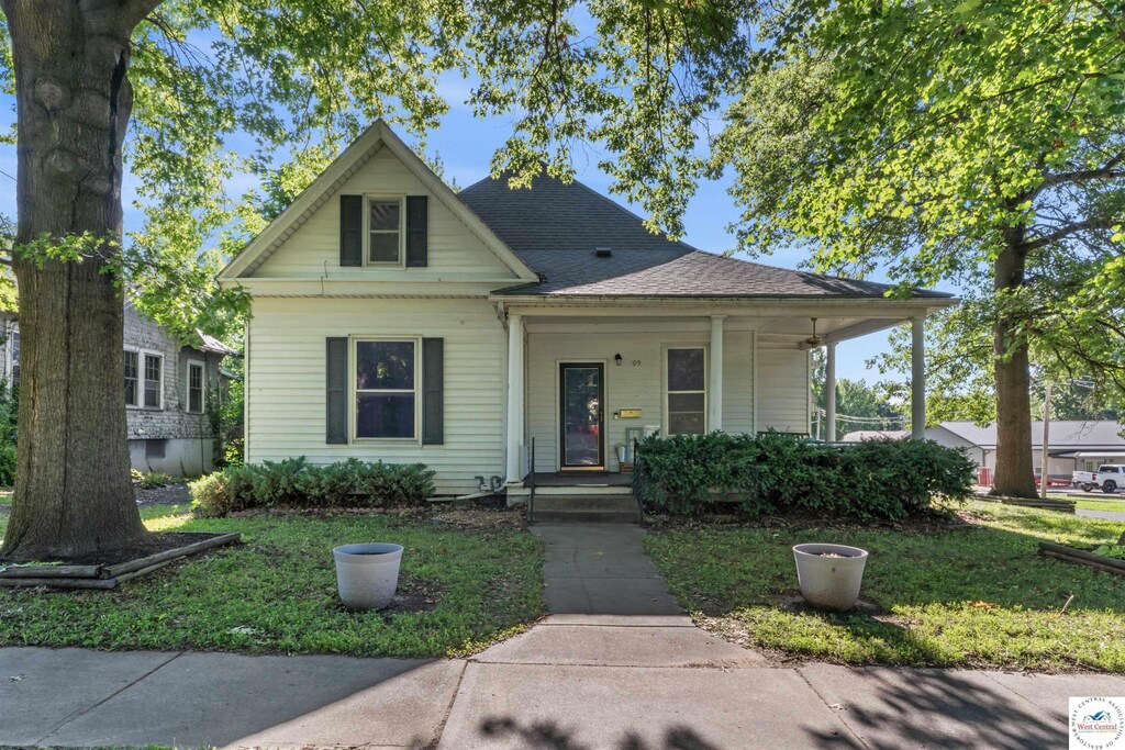 509 S Locust St, Sweet Springs, MO 65351 - photo 1