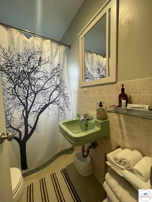 26835 Carefree Ln, Warsaw, MO 65355 - full bath featuring tile walls, toilet, tile patterned floors, curtained shower, and a sink