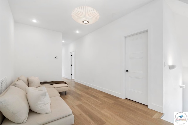 living area featuring light wood-style floors, recessed lighting, and baseboards