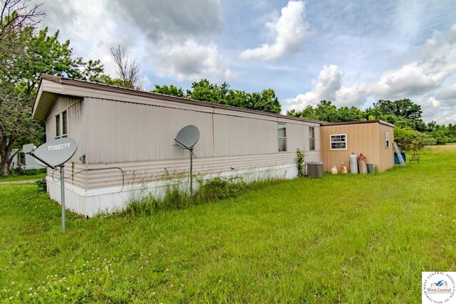 386 SE 1151st Rd, Clinton, MO 64735 - detailed view of tile patterned floors and a heating unit