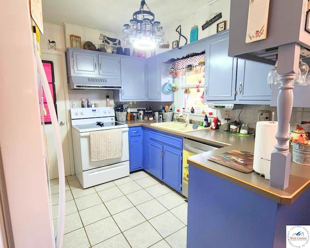 kitchen with white electric stove, under cabinet range hood, a sink, blue cabinetry, and backsplash